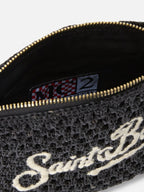 Pouch in rafia intrecciata nera con logo ricamato