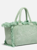 Borsa a spalla Vanity Terry verde salvia con logo in bassorilievo